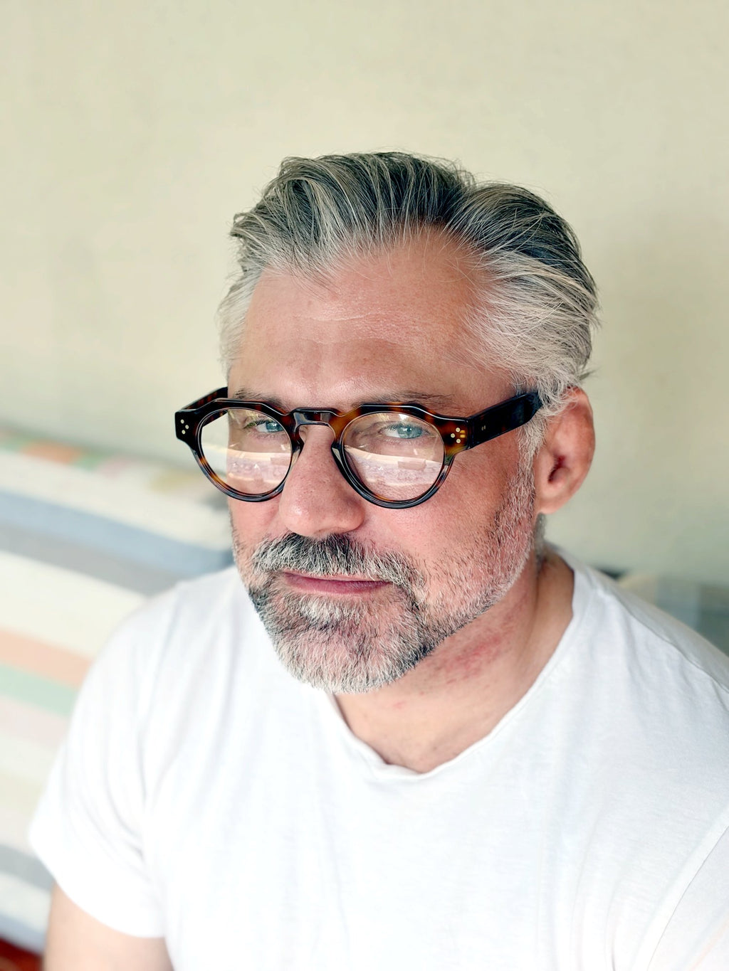 Woolet 007 Round / Panto Havana eyeglasses worn on a 158 mm wide face - real fit, three-quarter view